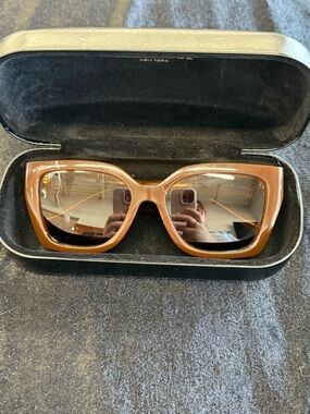 Coach Milky Hazelnut sunglasses (HC8408U CW195).